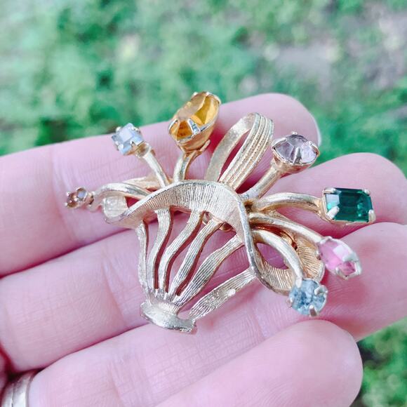 Vintage Mid Century Floral Basket Brooch Gold Tone Rhinestone 1950s 1960s - Picture 2 of 10